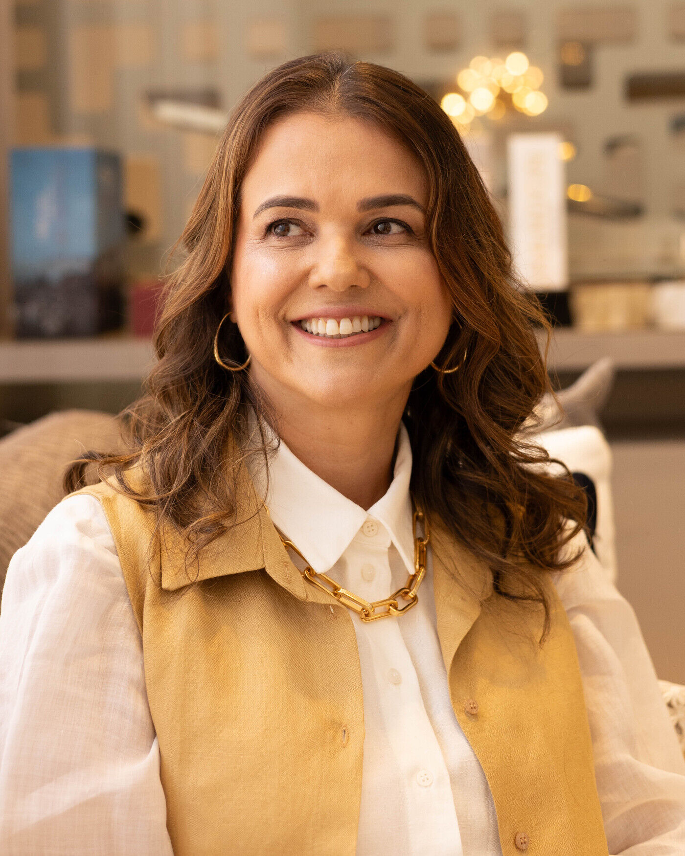 Dra. Cristina Pizarro, endocrinologista em Cuiabá, sorrindo no consultório